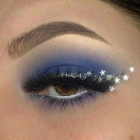 4th of July makeup: blue eyes with stars Hanukkah Makeup, Patriotic Makeup Eye, 4th Of July Makeup Looks, Patriotic Makeup, Hannukah Party, Red Eyeshadow Look, July Makeup, Stunning Makeup Looks, 4th Of July Makeup