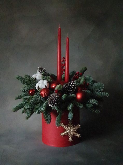 Christmas Candle Flower Arrangements, Christmas Candle Arrangements, Christmas Arrangements Ideas, Xmas Flowers, Christmas Party Crafts, Pretty Christmas Decorations, Christmas Bouquet, Christmas Candle Decorations, Christmas Flower Arrangements