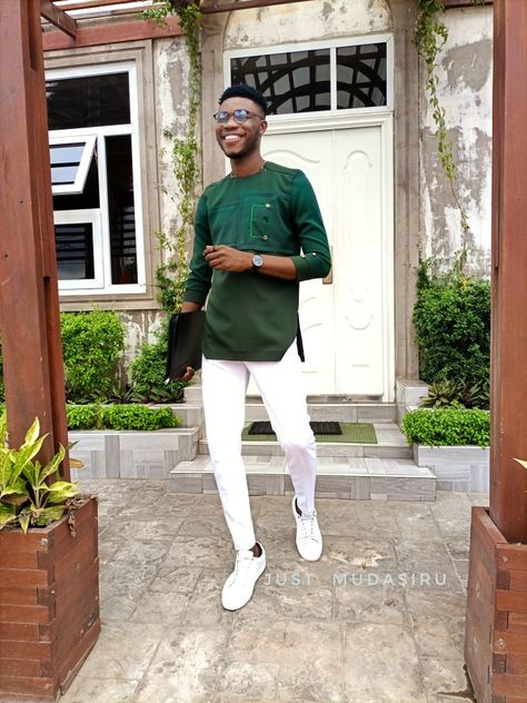 Handsome man is green and white oufit Black And White Outfit For Men, Gala Outfits, Met Gala Outfits, White Pants Outfit, Pants Outfit Men, Black White Outfit, Smart Casual Men, African Clothing For Men, Outfit White