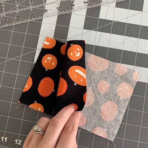 DIY Halloween Treat Bags | Free Tutorials 3 No Candy Halloween Treat Bags, Halloween Gift Bags Diy, Diy Halloween Candy Bags, Small Bags Diy, Diy Treat Bags, Diy Halloween Treat Bags, Halloween Bags Diy, Halloween Classroom Treats, Diy Treat Bag