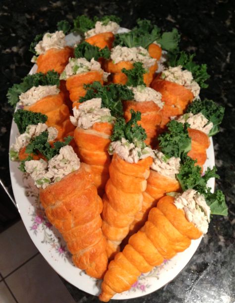 Chicken salad, crescent rolls w egg was and orange food color- baked on horn rolls- kale for the greens Orange Color Food Ideas, Color Party Orange Food Ideas, Orange Food Board Ideas, Orange Color Party Food Ideas, Color Themed Party Food Orange, Hawaiian Salad, Crescent Roll Bake, St Patrick's Day Appetizers, Easter Dishes