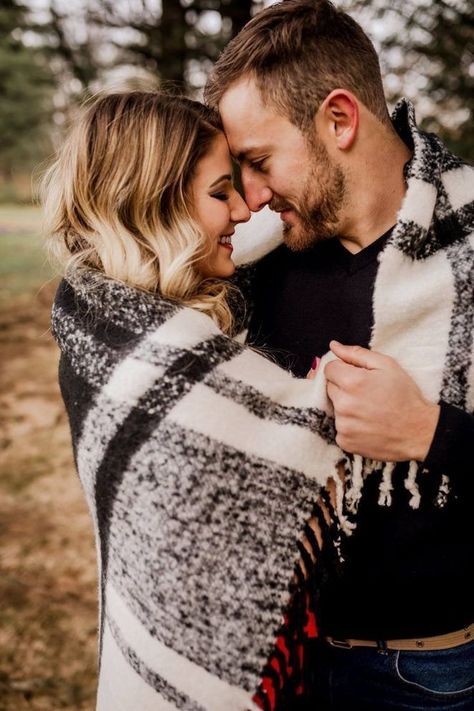 Fall engagement session ideas! Couples Embracing, Winter Engagement Photos Outfits, Fall Couple Pictures, Winter Engagement Pictures, Fall Couple Photos, Wedding Couple Pictures, Shooting Couple, Fall Engagement Pictures, Wedding Engagement Pictures