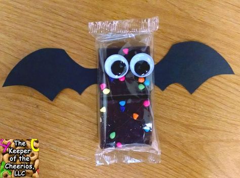 BAT BROWNIES Bat Brownies, Halloween Class Treats, Halloween Classroom Treats, Halloween School Treats, Halloween Class Party, School Halloween Party, Halloween Treats For Kids, Classroom Treats, Halloween Classroom