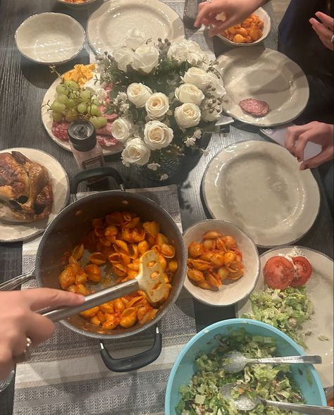 Friendsgiving Aesthetic, Aesthetic Dinner Party, Thanksgiving Night, Aesthetic Dinner, Night Girl, Girls Thanksgiving, Girl Dinner, Fall Aesthetic, Friends Poses