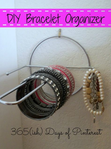 DIY bracelet organizer Diy Bracelet Holder, Easy Bracelet, Jewelry Organizer Drawer, Jewelry Storage Diy, Jewerly Organizer, Bracelet Storage, Bracelet Organizer, Bracelet Holders, Jewelry Organizer Wall