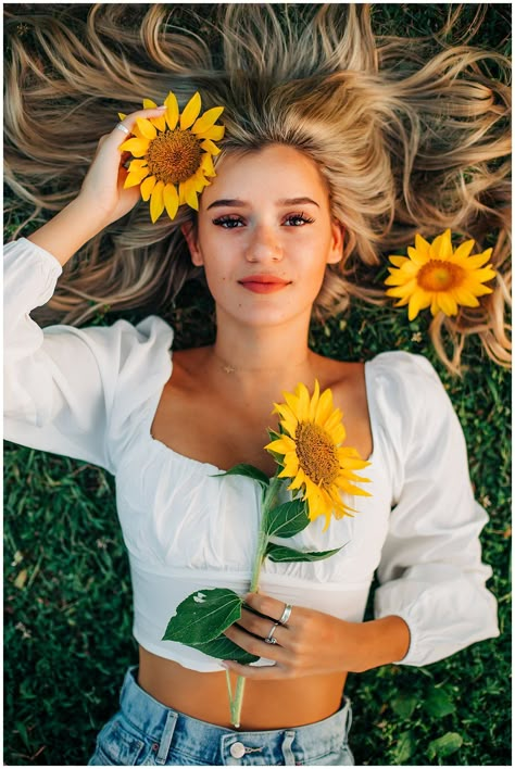 Sunflower Field Photography, Sunflower Field Pictures, Senior Year Pictures, Cute Senior Pictures, Creative Senior Pictures, Senior Photoshoot Poses, Summer Senior Pictures, Senior Portraits Girl, Sunflower Photography