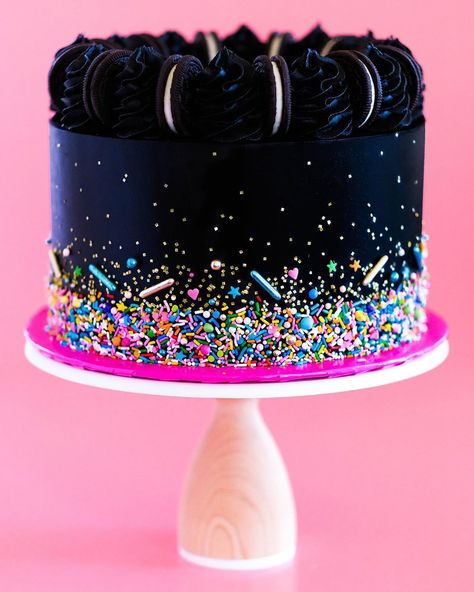 Glow In The Dark Drip Cake, Pink And Black Drip Cake, Neon Splatter Cake, Black Unicorn Cake, Black Cake Rainbow Inside, Gumball Party, Light Party, Ideas Fiesta, Funny Ideas