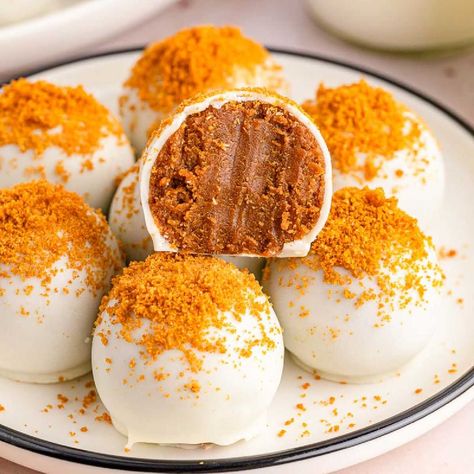 Lotus Truffles Recipe, Biscoff Cookie Truffles, Biscoff Balls Recipe, Biscoff Cake Pops, Biscoff Truffles Recipe, Cookie Balls No Bake, Biscoff Balls, Truffles No Bake, Air Fryer Pineapple