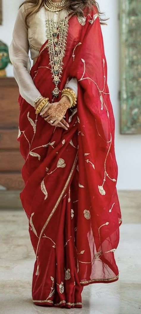 Cherry Red Saree Contrast Blouse, Karwachauth Saree Ideas, 80s Saree Look, Velvet Saree Royals, Karwachauth Dress Ideas Saree, Red Silk Saree With Dupatta, Boho Saree Look, Banaras Sarees Latest, Trending Sarees Indian Weddings