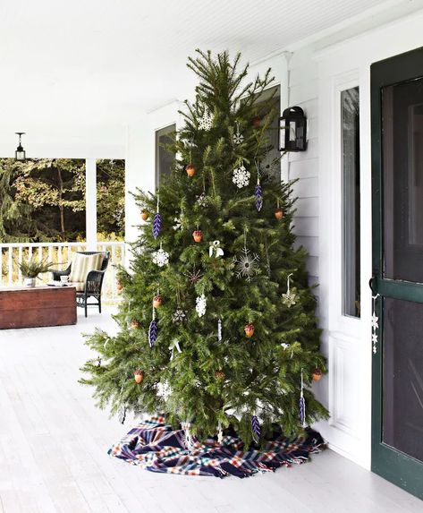 Christmas Tree On Porch Outdoor, Christmas Tree On Front Porch, Front Porch Christmas Tree, Christmas Diy Tree Decor, Porch Christmas Tree, Porch Tree, Big Porch, Diy Tree Decor, Diy Front Porch