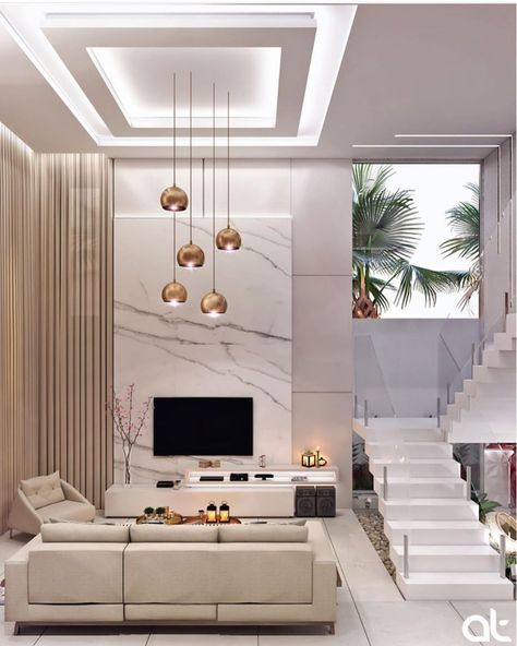 Decore seu estilo on Instagram: “Amor à primeira vista... 💘 Projeto de AT Arquitetura e Interiores #pedireitoduplo #revestimento #salatv #living #saladeestar #paineltv…” High Ceiling Living Room Modern, High Ceiling Living Room, Cool Decor, Ceiling Design Living Room, Ceiling Design Modern, Luxury Living Room Design, Bedroom False Ceiling Design, Living Room Ceiling, Living Room Design Decor