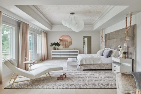 Rely on muted and subdued colors. Virgo doesn't like boisterous displays. Masters Bedroom, Bedroom Seating Area, Bedroom With Sitting Area, Bedroom Seating, Luxury Bedroom Master, Master Bedrooms Decor, Main Bedroom, Large Bedroom, Luxurious Bedrooms