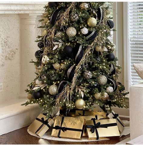 Black Christmas Tree With Gold Ornaments, Black Brown Christmas Tree, Black Green And Gold Christmas Tree, Black Beige Gold Christmas Tree, Gold Black Christmas Tree, Christmas Tree Theams In Black Ribbons And Gold, Black Gold Gunter Green Tree, Black White And Gold Christmas Tree, Black Christmas Tree Decorations Ideas