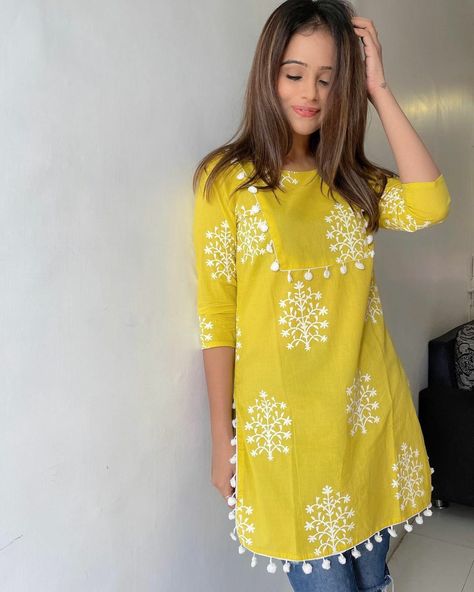 Short Kurti Latest Design, Short Kurti Styles Latest Pakistani, Short Kurtis On Jeans, Printed Kurti With Jeans, Tunic Kurti Designs, Kurti Designs Latest For College, Short Kurti Pattern On Jeans, Simple Short Kurta Designs, Long Kurti For Jeans