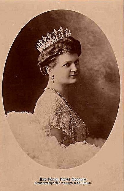 Queen Of Netherlands, Strawberry Leaf, Leaf Tiara, Queen Wilhelmina, Princess Alice, Royal Crowns, Royal Tiaras, Dutch Royalty, Diamond Tiara