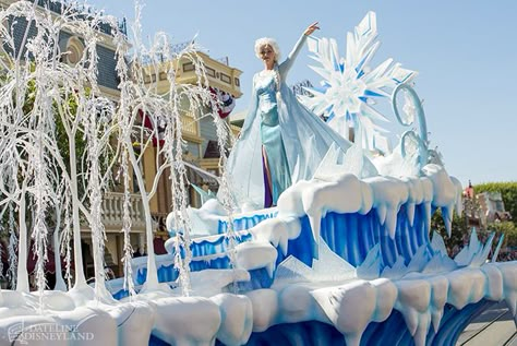 Frozen Parade Float, Christmas Floats, Frozen Musical, Christmas Parade Floats, Light Fest, Parade Ideas, Disney Parade, Holiday Parades, Disneyland Christmas