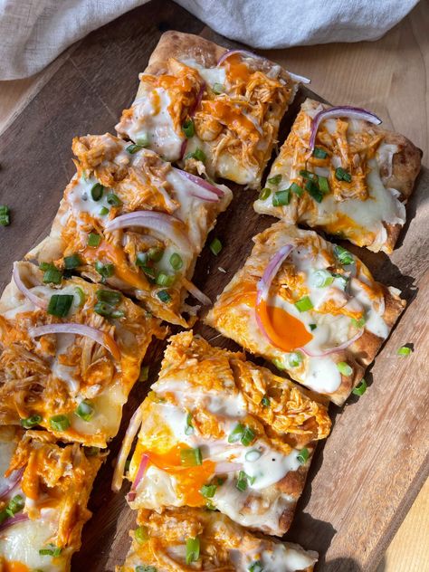 Chicken Spinach Flatbread, Buffalo Flatbread Pizza, Buffalo Chicken Pita Pizza, Chicken Flatbread Recipes Healthy, Flat Bread Pizza Ideas, Buffalo Flatbread, Lunch Flatbread, Buffalo Chicken Flat Bread, Buffalo Chicken Recipes Healthy