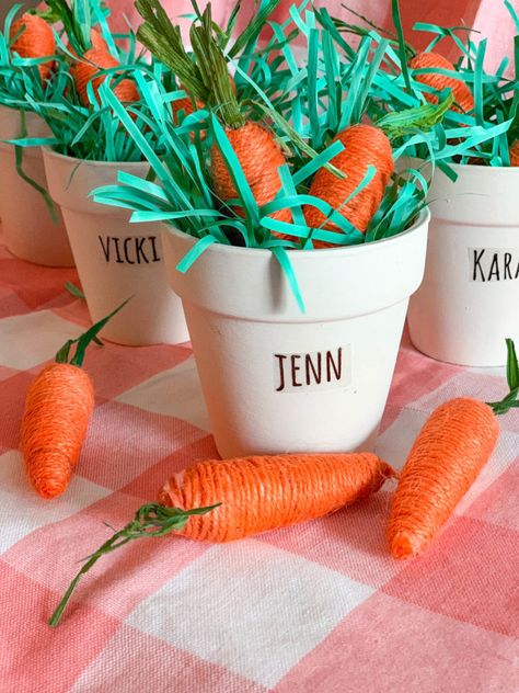 Easy Easter Place Cards - Dollar Tree Project - 2 Bees in a Pod Miniature Clay Pots, Easter Place Cards, Tree Project, Holiday Dinner Table, Spring Easter Crafts, Cheap Crafts, Table Place Cards, Jolly Holiday, Easy Easter