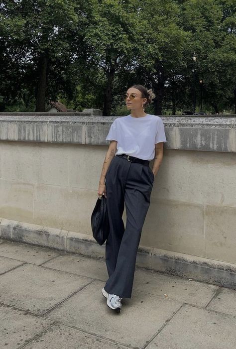 Trousers And Sneakers Outfit, La Style Outfits, Silver Sneakers Outfit, Grey Trousers Women, Normcore Outfits, Grey Pants Outfit, Minimalism Clothes, Japan Outfits, Aesthetic 2023