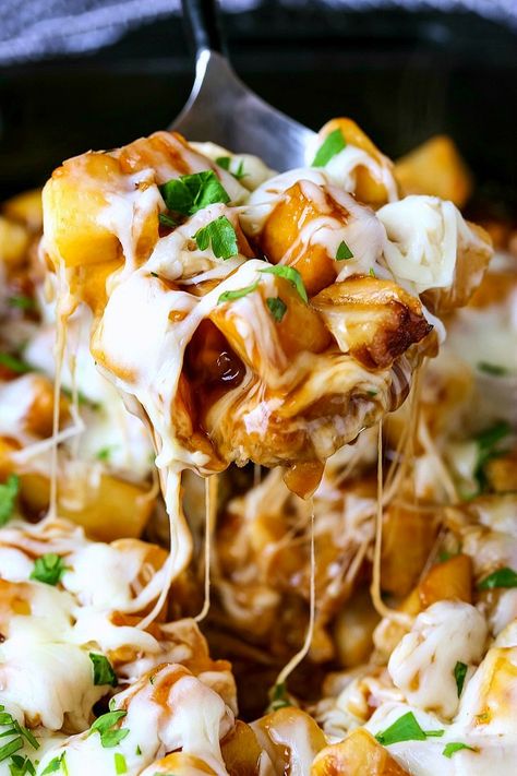 This Disco Fries Casserole has layers of potatoes, mozzarella cheese and brown gravy - just like the diner favorite! #casserolerecipes #potatoes #sidedishes Gravy Fries, Potato Side Dishes Easy, Diner Recipes, Potato Side Dishes, Potato Dishes, Breakfast Casserole, Side Dishes Easy, Vegetable Side Dishes, Vegetable Dishes