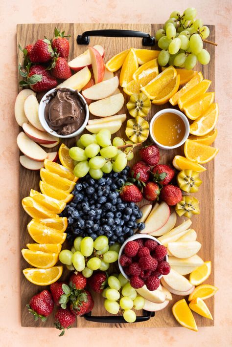 Fruit Board Wedding, Meat And Fruit Board, Diy Fruit Charcuterie Board, Fruits Charcuterie Board, Summer Fruit Board, Small Fruit Charcuterie Board, Fruit Board Simple, Charcuterie Board Fruit And Veggie, Fruit And Dip Charcuterie Board