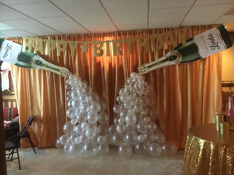 Cheers Balloon Backdrop, Champagne Bottle Balloons, Bottle Balloon Decoration, Champagne Centerpiece Ideas, Champagne Theme Birthday Party, Champagne Birthday Ideas, Champagne Birthday Party Theme, Champagne Backdrop, 21st Birthday Boy