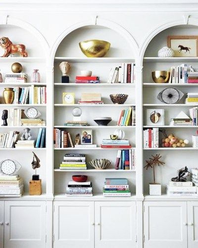 Arched Book Shelves, Doorways, and Windows Workspaces Design, Lots Of Books, White Bookshelves, Bookcase Styling, Feng Shui Decor, Home Staging Tips, Bookshelf Styling, White Bookcase, Bookshelf Design