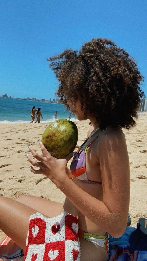 Black Women Beach Pictures, Natural Hair At The Beach, Short Curly Beach Hairstyles, Curly Hair Beach Aesthetic, Curly Beach Hairstyles Natural Curls, Beach Curly Hairstyles, Beach Outfits Black Women, Mixed Girl Aesthetic, Beach Pic Inspo Instagram