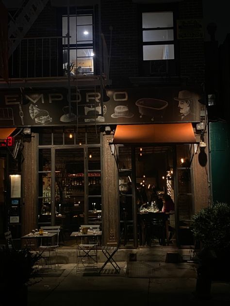 Nyc Restaurant Exterior, Nyc Restaurants Aesthetic, Nyc Restaurant Aesthetic, New York Restaurants Aesthetic, Nyc Deli Aesthetic, Aesthetic Nyc Restaurants, Night Time Nyc Aesthetic, Restaurant Exterior, New York Food