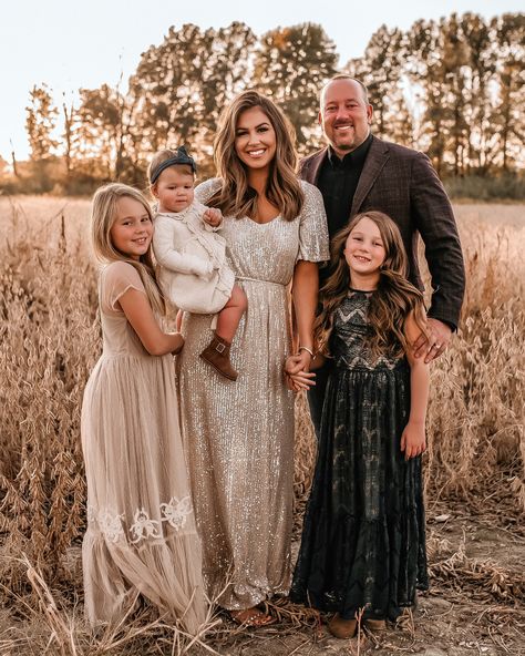 Hollie Woodward, Casual Mom Style, Winter Family Photos, Morning Lavender, Family Photoshoot Outfits, Wedding Ceremony Photos, Fall Family Pictures, Family Holiday Photos, Winter Family