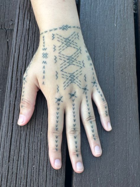 TAFUGA - Su’a Sione Sialaoa Pagamalie, Auckland NZ Hand Malu Tattoo, Malu Samoan Tattoo, Samoan Hand Tattoo Women, Samoan Hand Tattoo, Samoan Malu, Acomaf Tattoo Ideas, Samoa Tattoo, Black And White Rose Tattoo, Polynesian Women