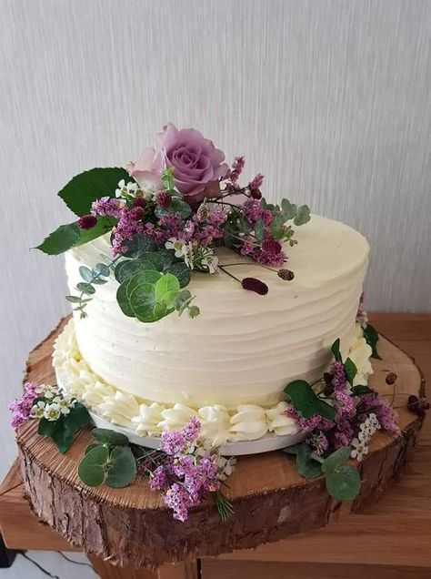 Rose Birthday Cakes, Cakes Decorated, Rose Birthday, Round Flower, Occasion Cakes, Birthday Cake Decorating, Food Presentation, Flower Cake, Real Flowers