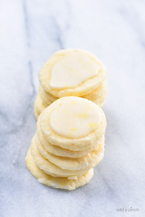 Lemon Shortbread Cookies make a delicious slice and bake cookie perfect for sharing! Made with fresh lemons, this cookie recipe has just the perfect amount of sweet and tart that lemon lovers adore!! Lemon Icebox Cookies, Fancy Pastries, Lemon Glaze Icing, Dessert Person, Cookies Lemon, Shortbread Cookies Recipe, Chocolate No Bake Cookies, Lemon Shortbread, Lemon Shortbread Cookies