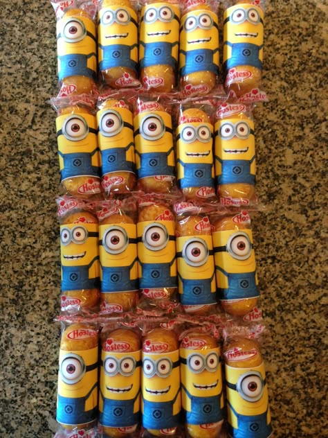 Minion Twinkies...school birthday treats  http://www.tonyastaab.com/2013/06/despicable-me-2-party-push-up-cupcakes-free-printable.html Minion Twinkie, Minion Printable, Minion Twinkies, Up Cupcakes, School Birthday Treats, Bday Plans, Despicable Me Party, Kids Treats, Minion Birthday Party