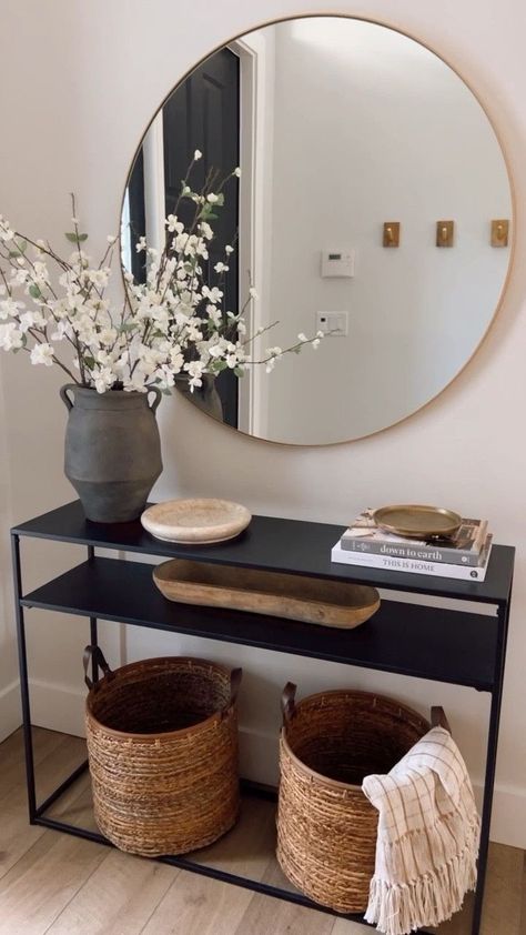 Hallway Entrance Table, Side Table Hallway, Black Mirror Hallway, Home Themes Decor Ideas Interior Design, Doorway Entry Decor Ideas, Black Hallway Furniture, Hallway Console Table Ideas, Germany Apartment, Apartment Entry Way