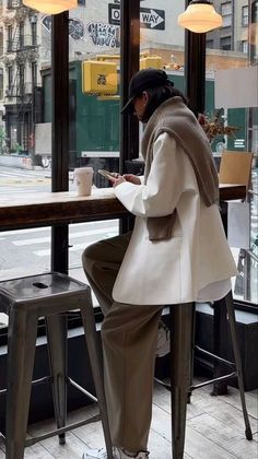 Marketing Work Outfit, Coffee Shop Shoot, Coffee Shop Work Outfit, Coffee Shop Aesthetic Outfits, Coffee Hopping, Prague Photo Ideas, Fall Coffee Shop, Nb 530, Coffee Pic