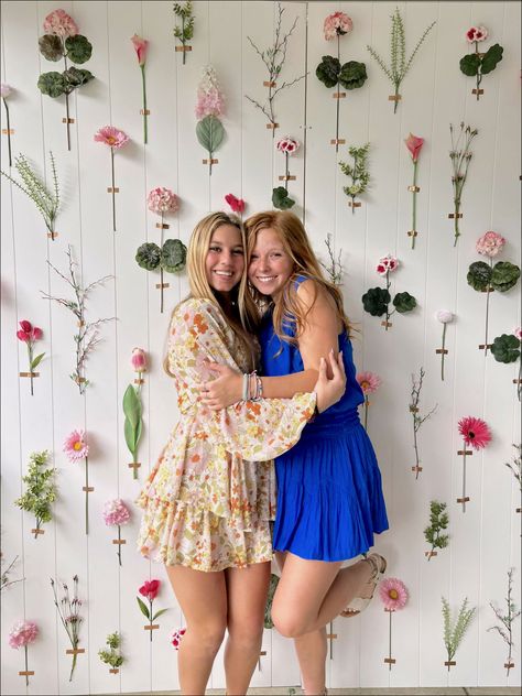 Photo Wall Bridal Shower Ideas, Backdrop Garden Party, Garden Party Picture Backdrop, Floral Backdrop Arch, Easy Photo Wall Backdrop Ideas, Tea Party Bridal Shower Photo Backdrop, Outside Decorations Party, Flower Back Drop Photoshoot, Bridal Shower Flower Wall Backdrop Ideas