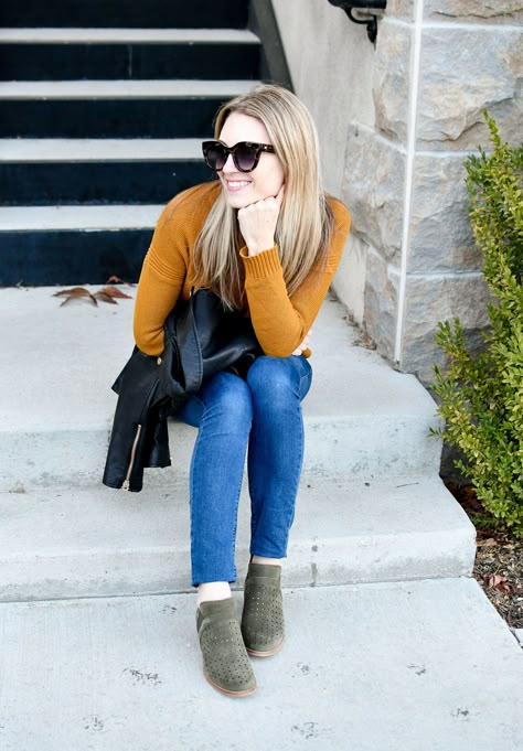 Outfits With Olive Green Boots, Olive Ankle Boots Outfit, Olive Green Chelsea Boots Outfit, Olive Green Boots Outfit Fall Fashion, Green Boots Outfit Fall, Olive Green Ankle Boots Outfit, Olive Green Boots Outfit Winter, Green Boot Outfit, Green Boots Outfit Winter