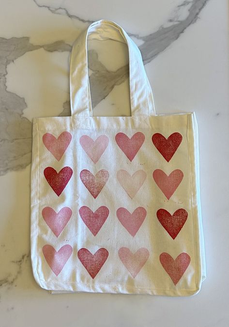 Handpainted Tote Bags, Totes Ideas, Heart Tote Bag, Tods Bag, Kids Totes, Gift Bags Diy, Design Tote Bag, Painted Hearts, Painted Tote