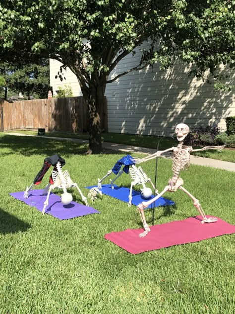 Skeleton Poses Halloween Outdoor, Halloween Decor Outside Front Yards, Poseable Skeleton Ideas Outdoor, Life Size Skeleton Ideas, Skeletons Halloween Outdoor, Outdoor Skeleton Ideas, Skelton Yard Decorations Funny, Skeleton Ideas For Halloween, Funny Skeleton Poses Halloween