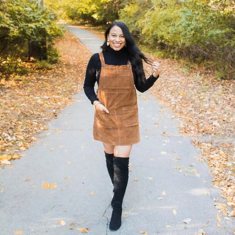 Fall Jumper Dress Outfit, Orange Overall Dress Outfit, Brown Jumper Dress Outfit, Jumper Dress Outfit Ideas, Overall Skirt Outfit Fall, Jumper Outfit Fall, Corduroy Overall Dress Outfit, Courdory Dress Outfit, Overall Dress Outfit Fall