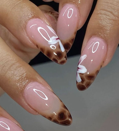 Holiday Almond Nails Summer, Shell French Nails, Gel X Nails Simple, Y2k Nails Almond, Girly Maintenance, Glitter Nails Almond, Lilly Nails, French Nail Tips, Nail Aesthetic