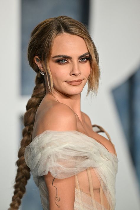 BEVERLY HILLS, CALIFORNIA - MARCH 12: Cara Delevingne attends the 2023 Vanity Fair Oscar Party Hosted By Radhika Jones at Wallis Annenberg Center for the Performing Arts on March 12, 2023 in Beverly Hills, California. (Photo by Lionel Hahn/Getty Images) Crimped Waves, Long Blond, Spring Hair, British Fashion Awards, Celebrity Hair Stylist, Spring Hairstyles, Bob Haircut, Long Blonde Hair, Cara Delevingne