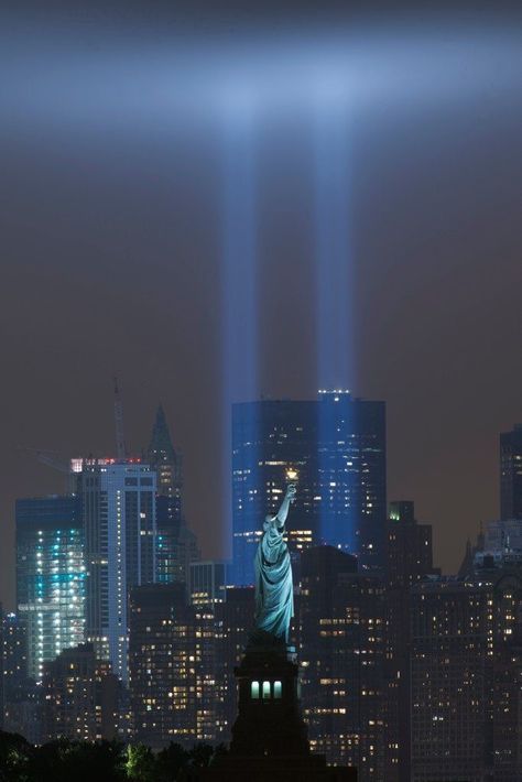 Twin Towers Memorial, NYC Usa Landmarks, Twin Towers Memorial, Twin Towers Falling, Cn Tower At Night, Statue Of Liberty At Night, Freedom Tower Nyc, Twin Towers, City Aesthetic, Tourist Attraction