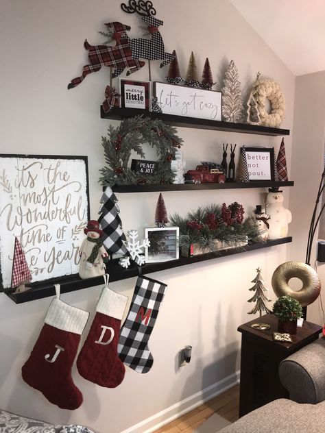 Christmas picture shelf Shelf Garland Christmas, Wreath Storage On Wall, Small Christmas Shelf Decor, Christmas Decoration Bookshelf, Christmas Decor For Wall Shelves, Christmas Shelf Display, Christmas Picture Shelf, Shelf Decor Christmas Living Room, Christmas Display Shelf