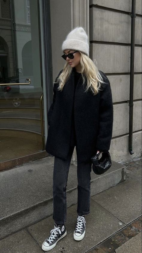 Scandanavian Street Style Winter, Scandi Autumn Fashion, Scandi Street Style, Vinter Mode Outfits, Winter Nyc, Scandi Fashion, Winter 23, Casual Chique, Clothes Black