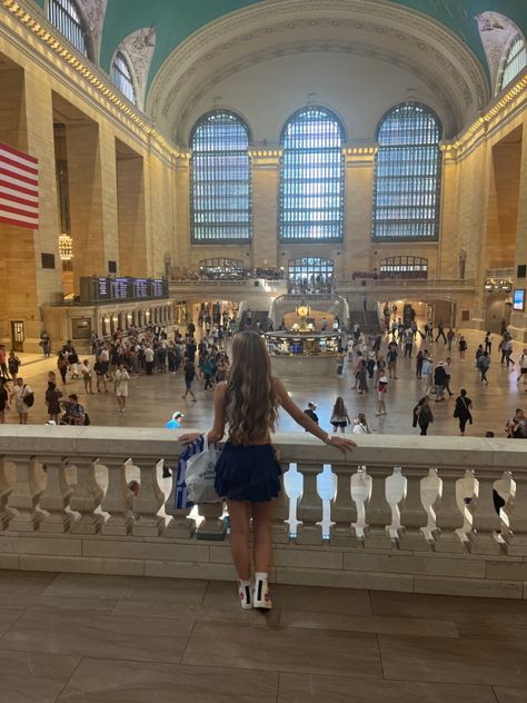 Serena Grand Central Station, New York Grand Central Station, Girly Nyc Aesthetic, Nyc Iconic Places, Nyc Aesthetic Gossip Girl, New York Selfies Instagram, New York City Photo Spots, Iconic New York Pictures, Time Square Pictures Ideas