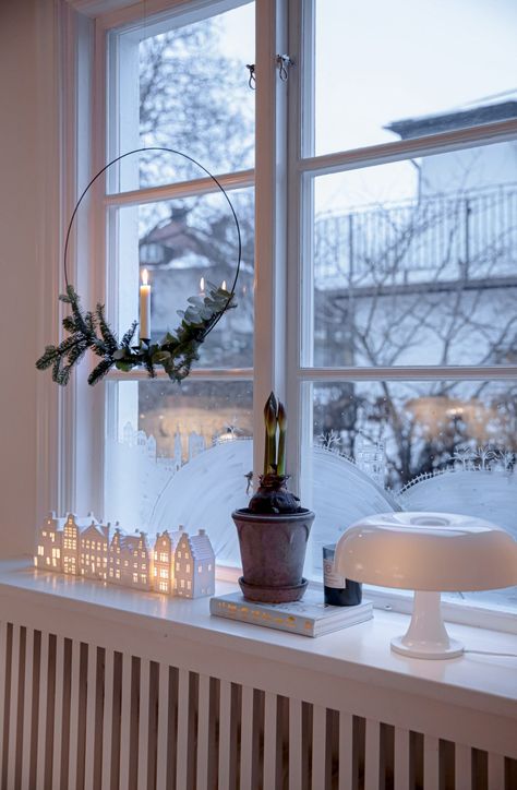 Windowsill Decor Ideas, Christmas Decorations Windows, Windowsill Decor, House Of Philia, Advent Decorations, Window Sill Decor, Christmas Windows, Canal House, Christmas Window Decorations