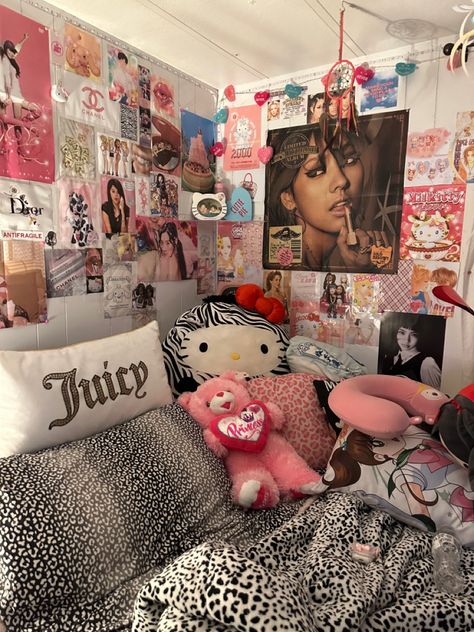 Room Decor Y2k Aesthetic, Room Inspo Aesthetic Y2k, Aesthetic Y2k Room Decor, Yk2 Bedroom Aesthetic, 2000s Aesthetic Room Ideas, Room Ideas Bedroom Y2k, 00s Bedroom Aesthetic, Pink Y2k Room Baddie, Dorm Room Ideas Hello Kitty