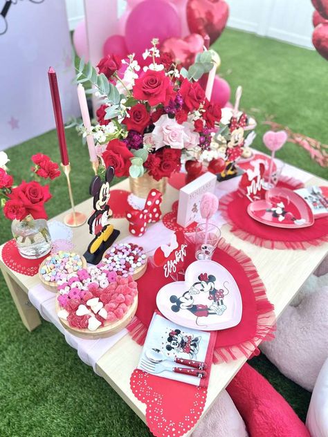 Mickey Disney Valentines Day Decorations, Disney Valentines Day, Day Party Ideas, Valentine Garland, Anti Valentines, Disney Valentines, Anti Valentines Day, Valentine's Day Party, Valentines Day Treats